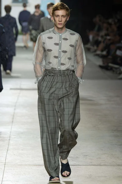 Look 32